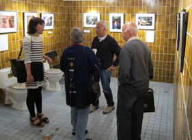 Foto Thomas Härdelin: Besökare på Vernissage 2011-08-25