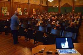 Foto Thomas Härdelin: Klas Gregefalk håller föredrag på Slottsbiografen 2012-08-22