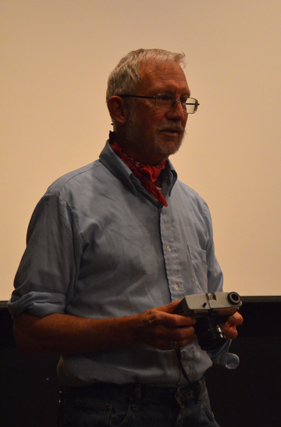 Foto Thomas Härdelin: Frank Watson håller föredrag på Slottsbiografen 2012-08-22. Kameran Diana som hade använts fr bilderna